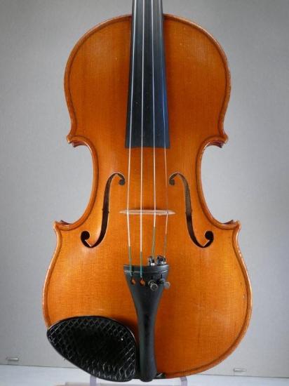 Violon Marcel Voiry 1940 (frère de Charles Voiry). En réparation chez Fabien Peyruc Luthier à Toulouse