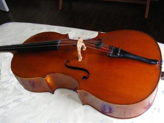 Violoncelle Charles Voiry. Appartient à un musicien de l'Ensemble de Basse-Normandie