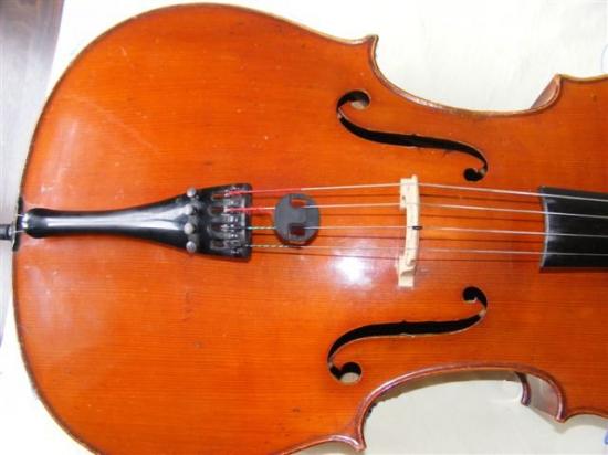 Violoncelle Charles Voiry. Appartient à un musicien de l'Ensemble de Basse-Normandie