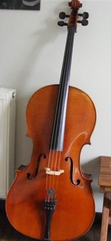 Violoncelle Charles Voiry. Appartient à un musicien de l'Ensemble de Basse-Normandie