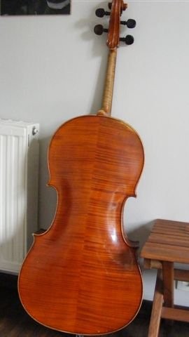 Violoncelle Charles Voiry. Appartient à un musicien de l'Ensemble de Basse-Normandie.