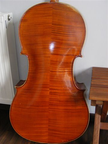 Violoncelle Charles Voiry. Appartient à un musicien de l'Ensemble de Basse-Normandie