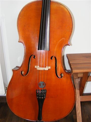 Violoncelle Charles Voiry. Appartient à un musicien de l'Ensemble de Basse-Normandie.